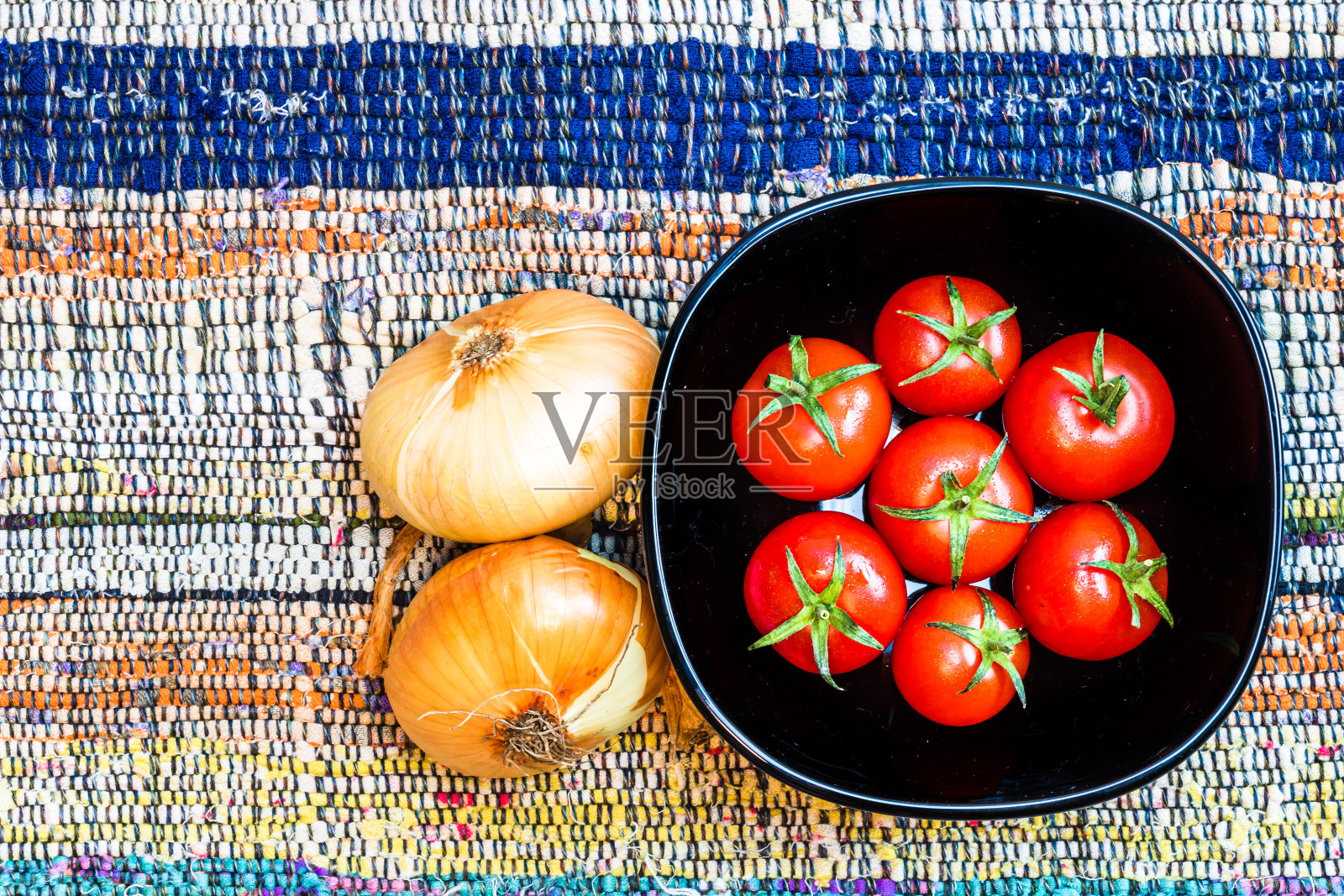 意大利面食配料。樱桃番茄和调味料照片摄影图片