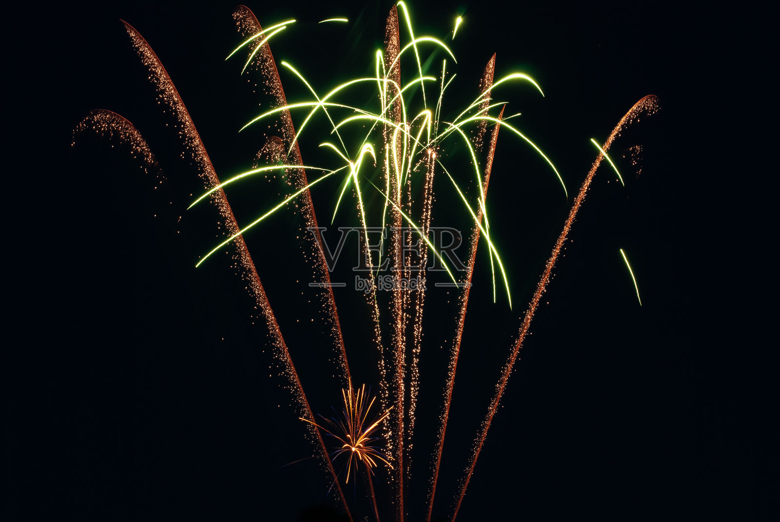 深黑色背景天空中的真实烟花照片摄影图片