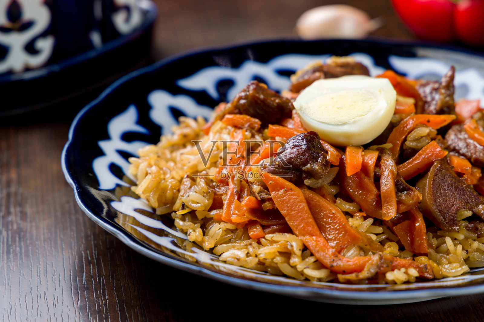 肉饭与牛肉,胡萝卜和鸡蛋在木桌宏观近距离照片摄影图片