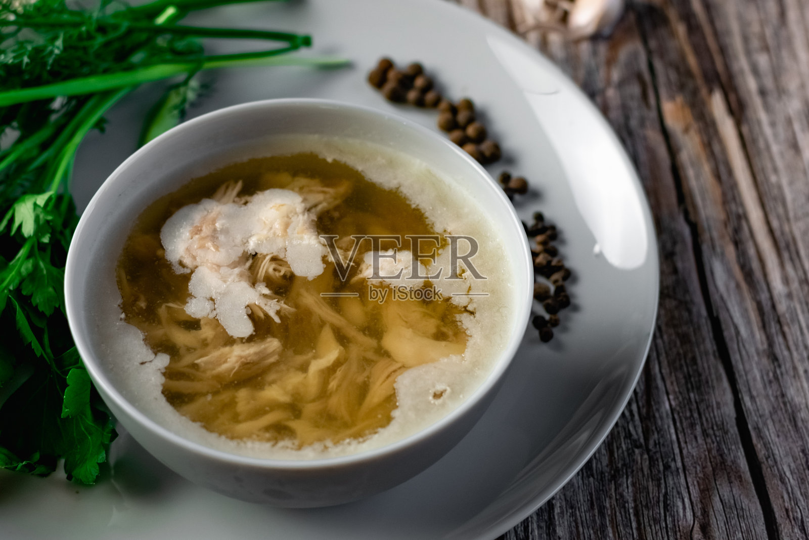 Kholodets或stuen,一种俄罗斯菜,用煮熟的猪肉、鸡肉和牛肉,配上清亮的金黄色肉汤和肥肉,加上新鲜的香草和大蒜作为小吃照片摄影图片