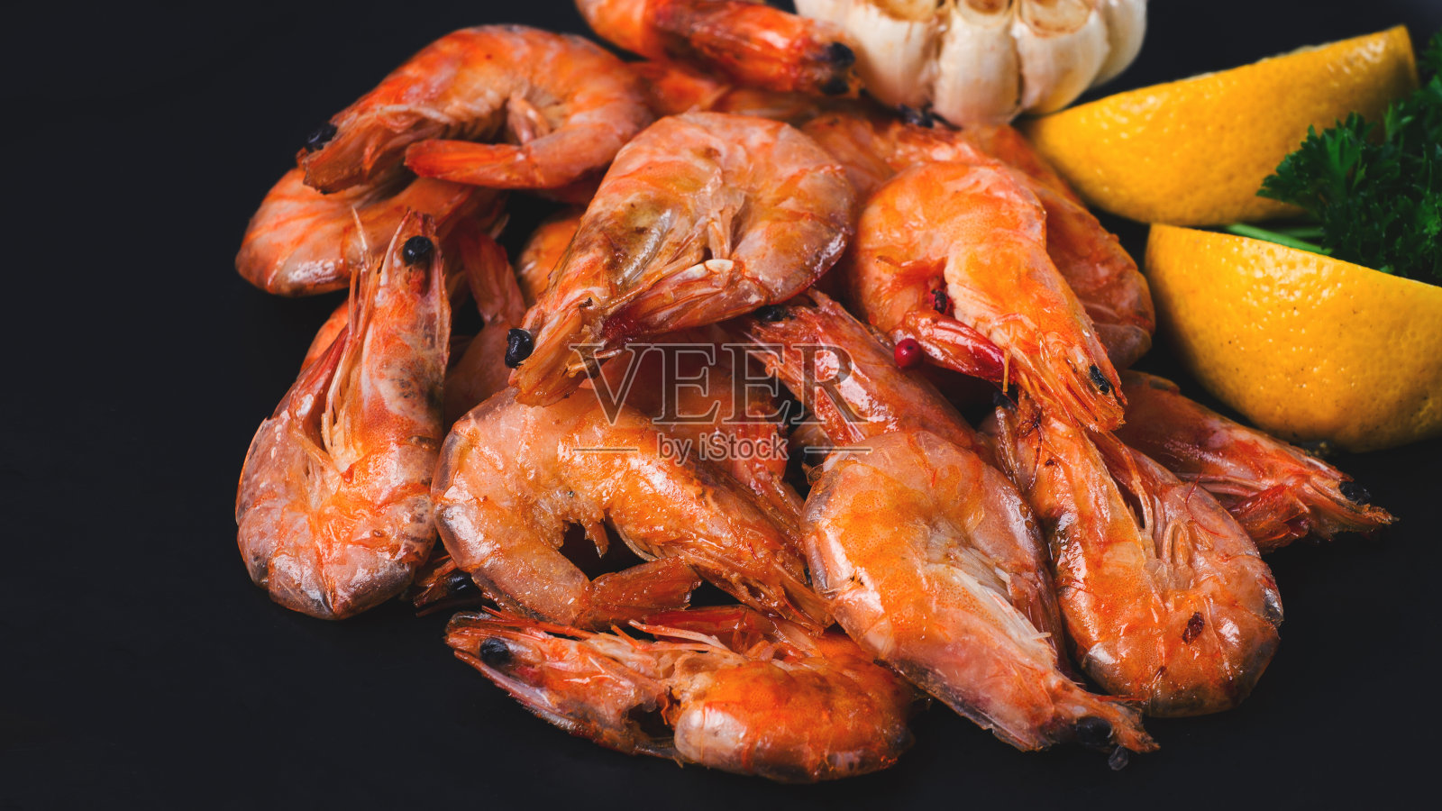 炸虾,黑色背景,俯视图,没有人,照片摄影图片