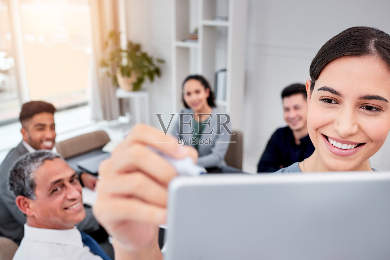 一个年轻的女商人正在做演讲照片摄影图片