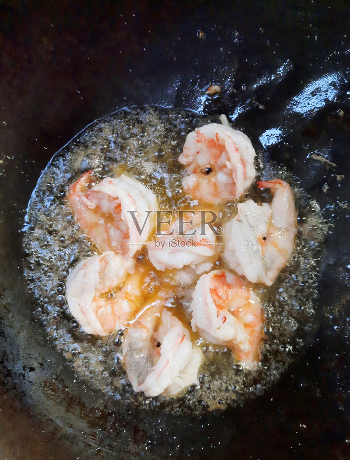 用平底锅煎虾。照片摄影图片