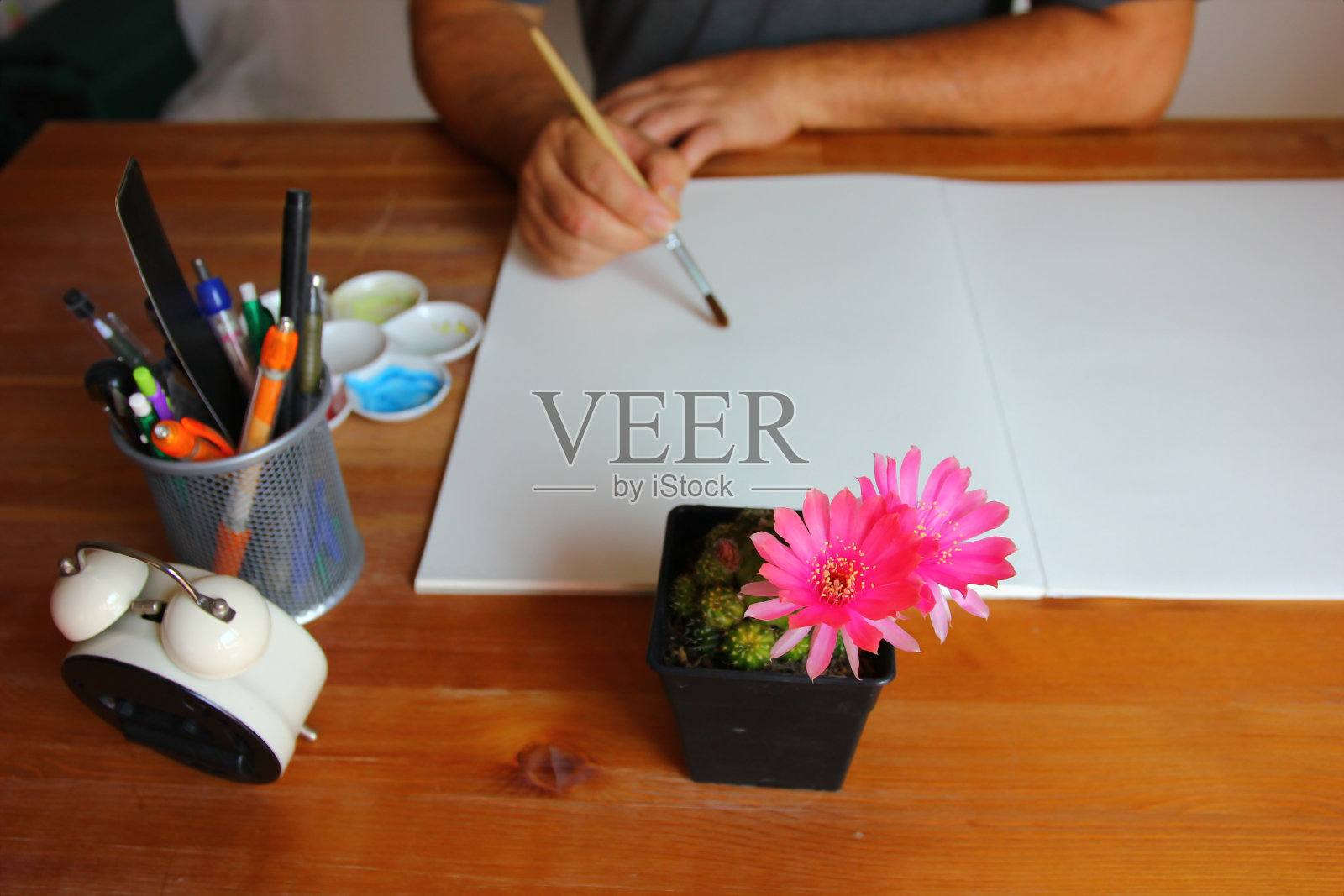 画家在帆布上画抽象画照片摄影图片