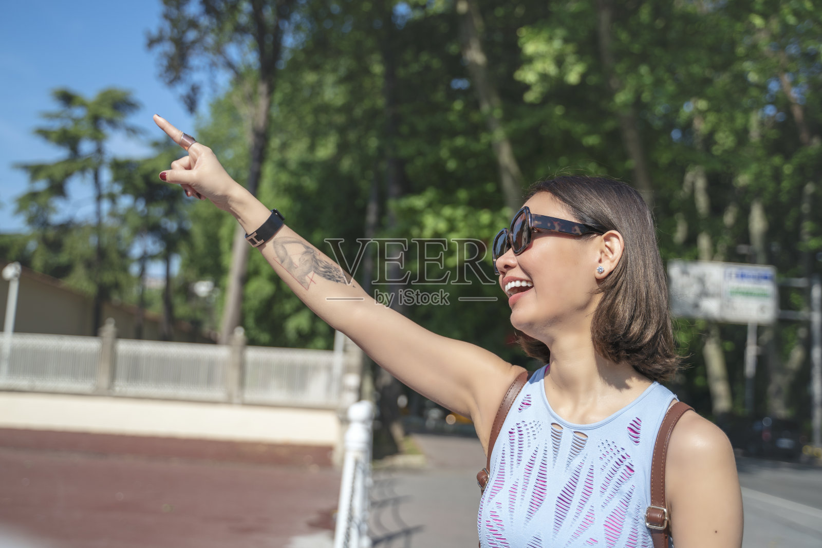 女游客四处张望的肖像照片摄影图片