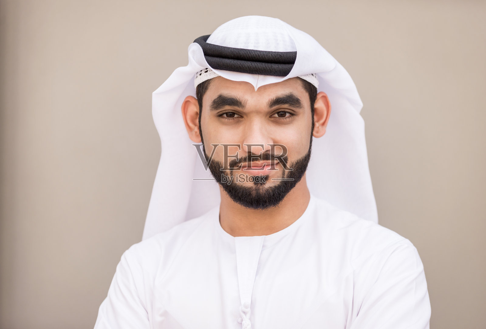 身穿坎杜拉的阿拉伯商人照片摄影图片