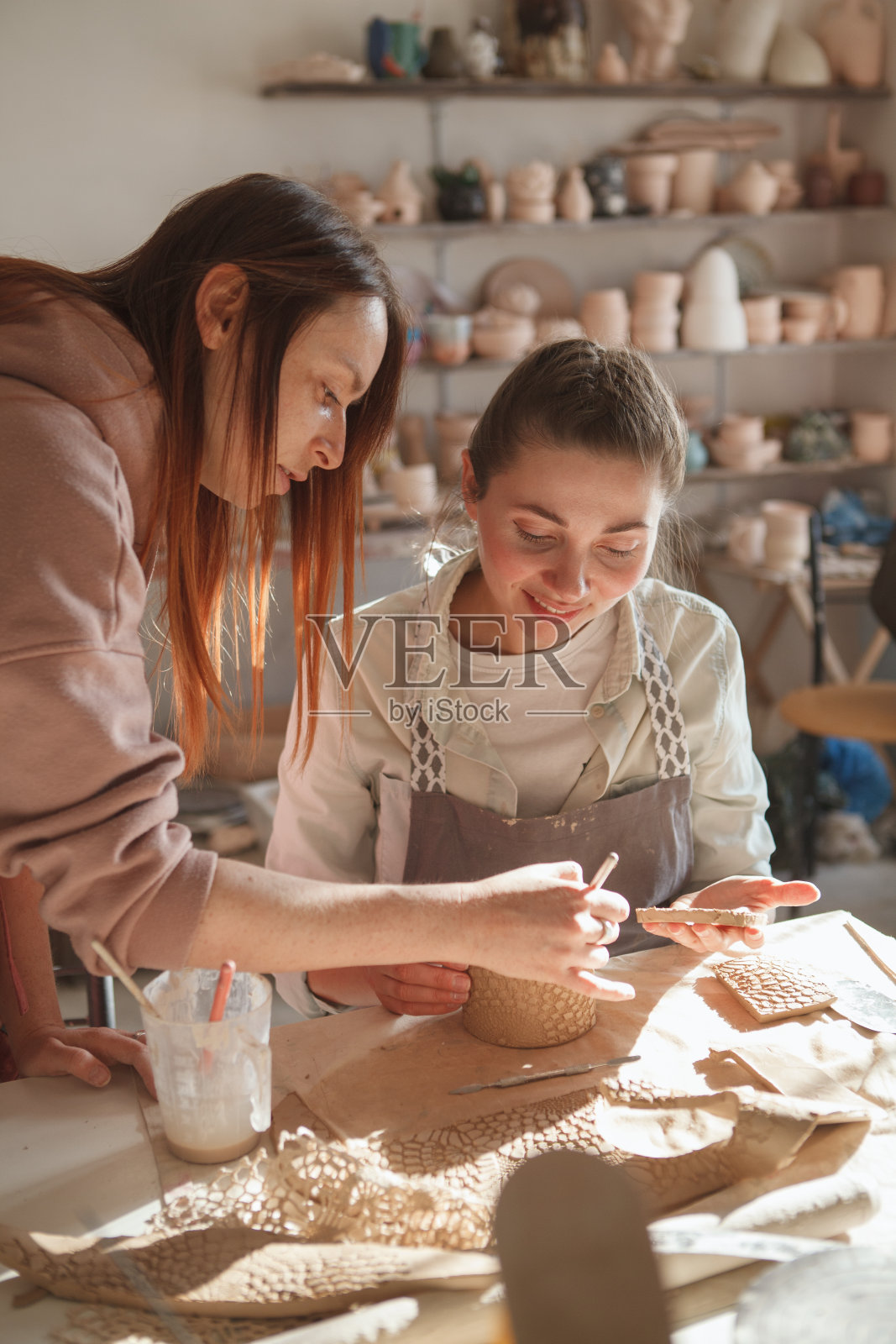 专业陶工教一个女人制陶照片摄影图片
