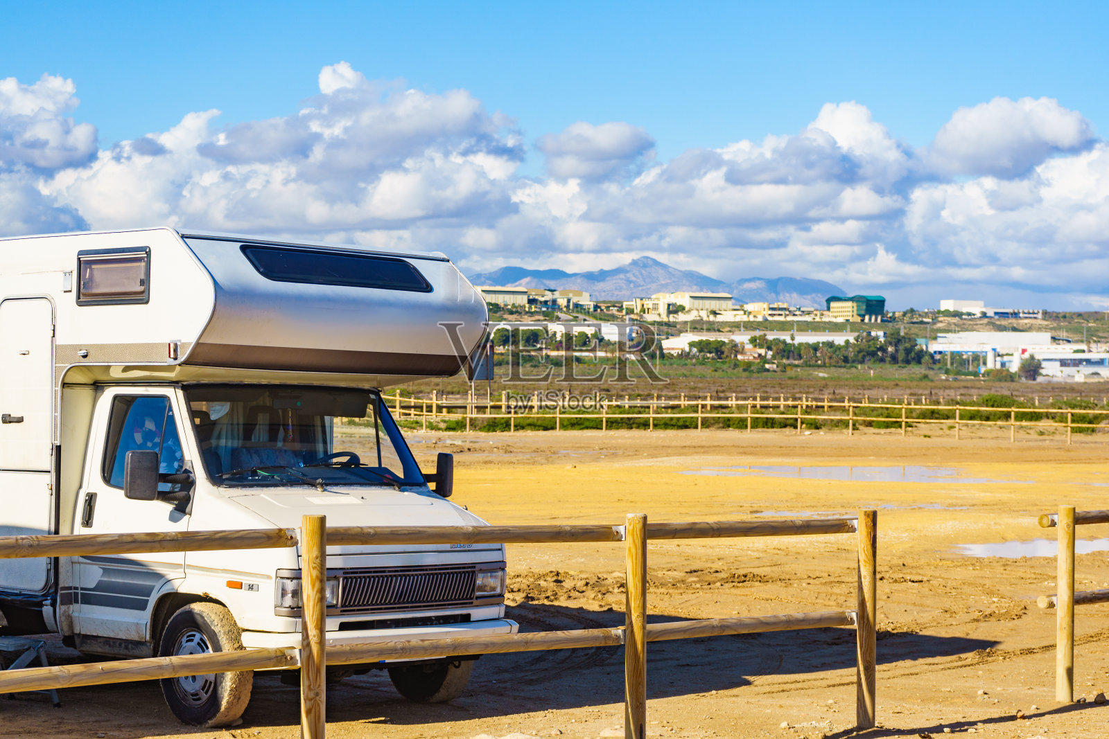 房车露营在海滩照片摄影图片