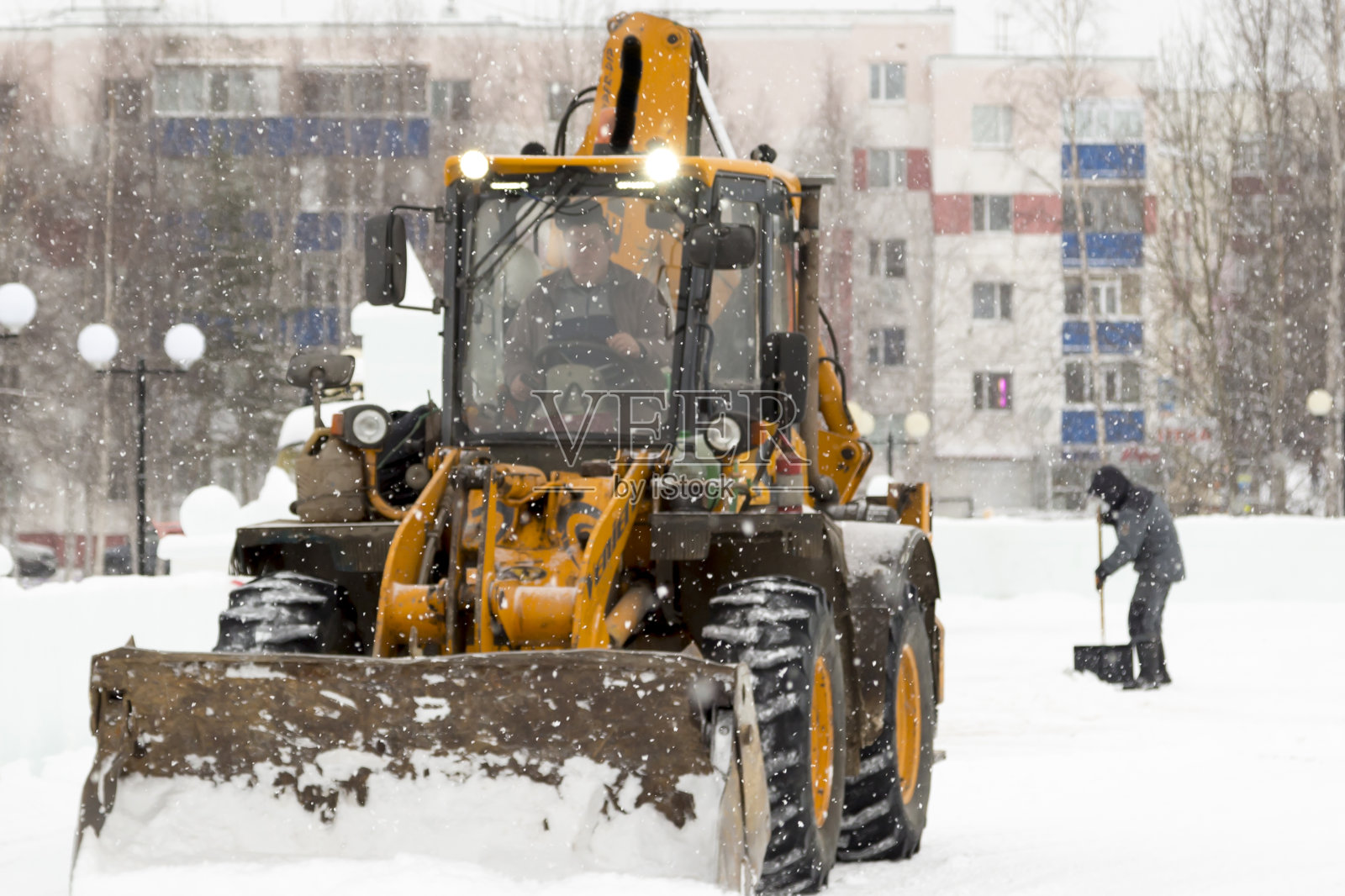 工人的肖像,手里拿着铲子照片摄影图片