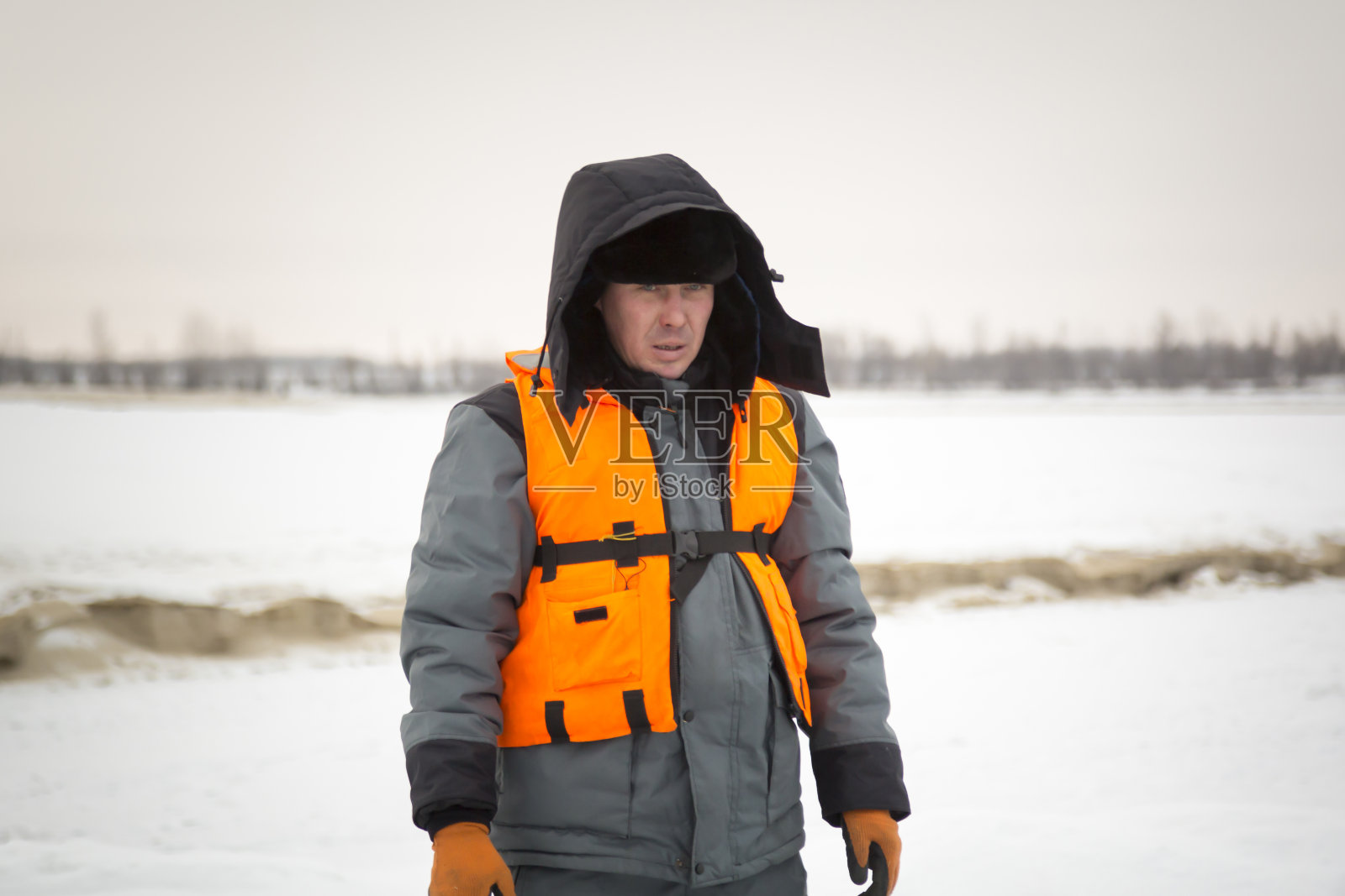 一名穿着橙色背心的健身者在湖面上的肖像照片摄影图片