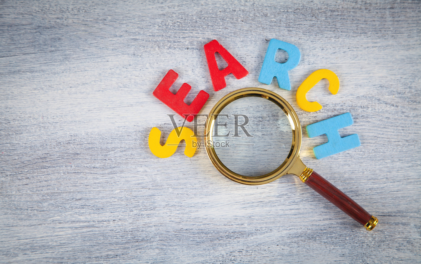 彩色单词搜索与放大镜。照片摄影图片