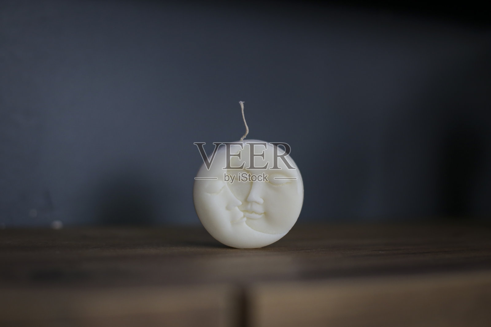 可爱的月形蜡烛照片摄影图片