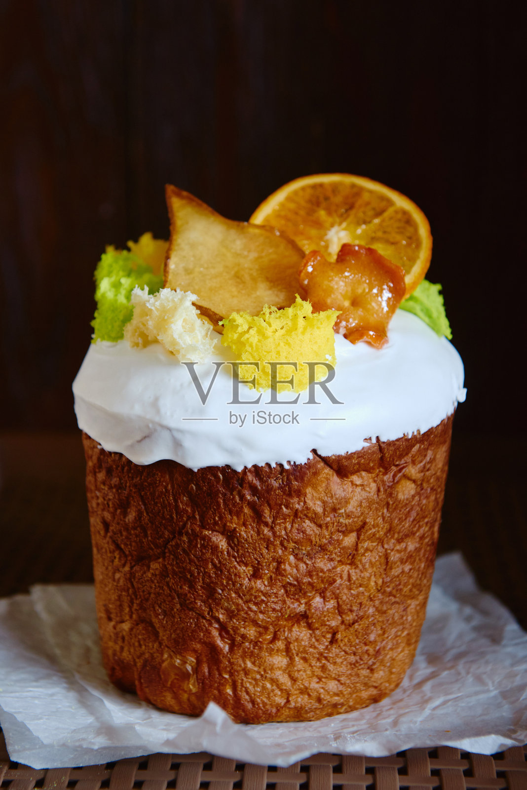 光滑的复活节蛋糕装饰干橙和梨片在黑暗的背景,复制空间。快乐的复活节假期。Kulich照片摄影图片