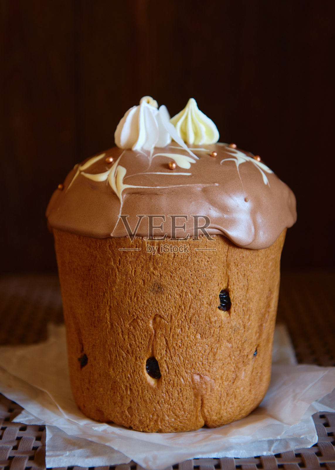 光滑的复活节蛋糕装饰蛋白霜在黑暗的背景,复制空间。快乐的复活节假期。Kulich照片摄影图片