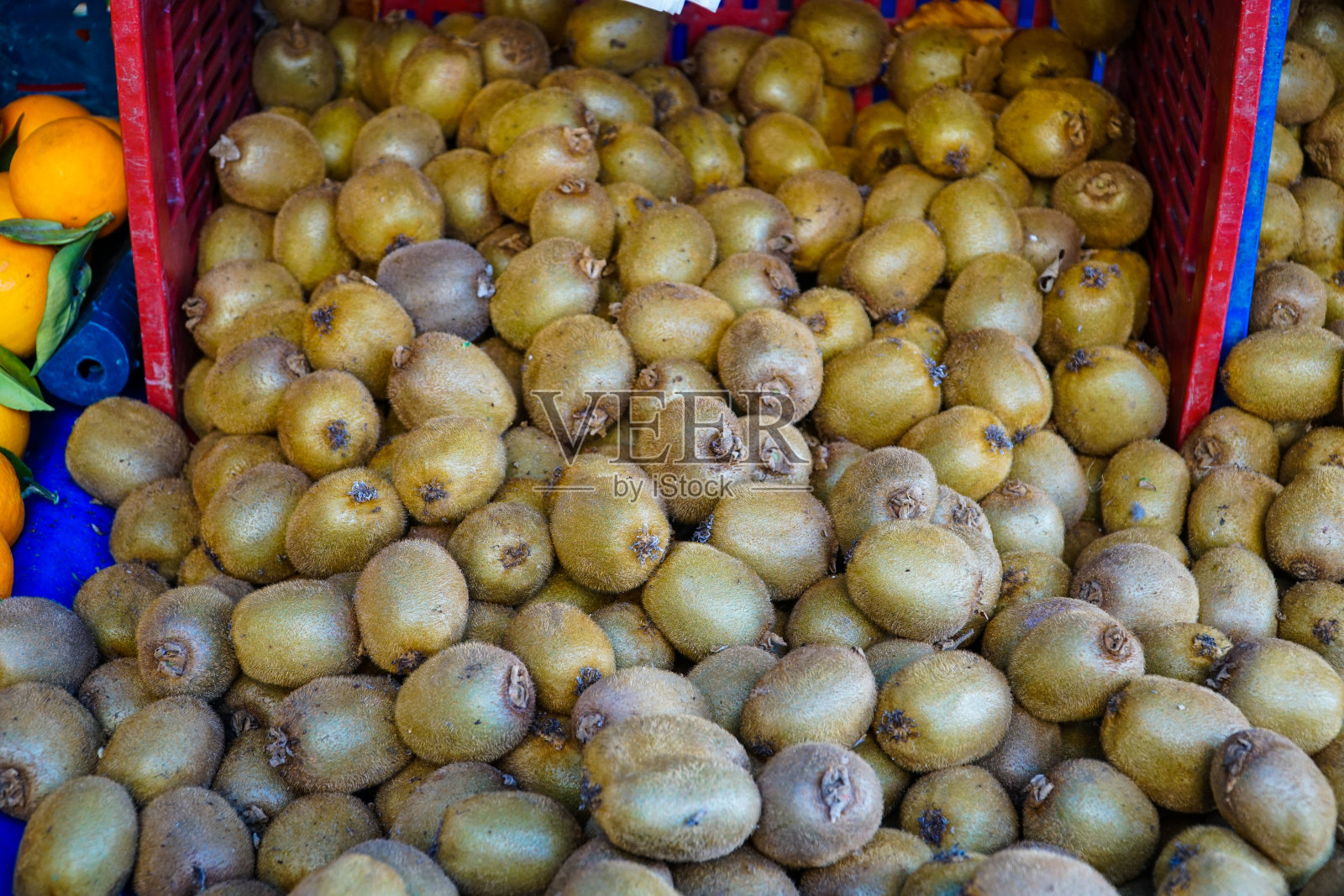 传统土耳其集市上的一堆猕猴桃。市场摊位上的一堆猕猴桃。照片摄影图片