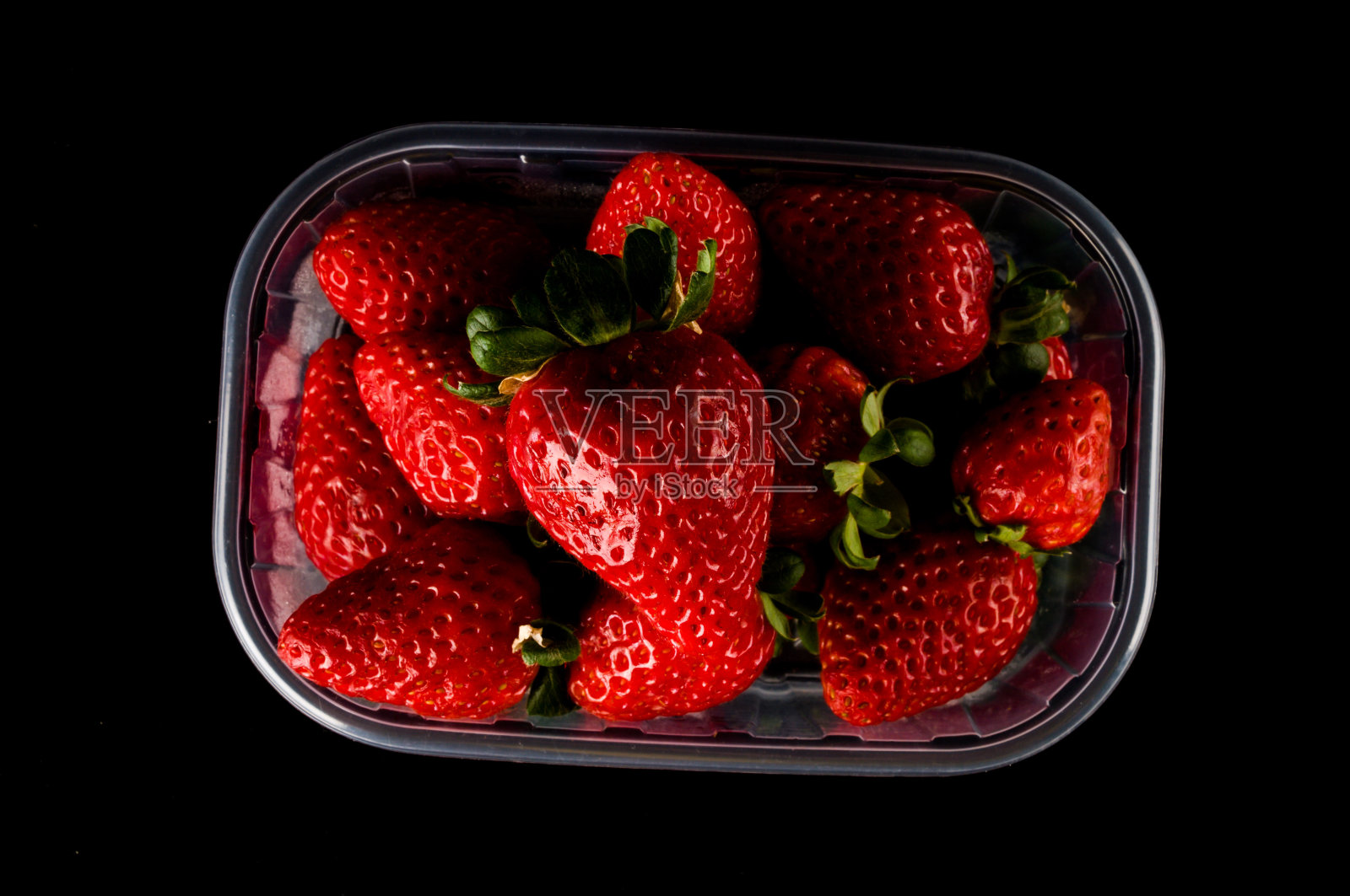 新鲜草莓在盒子里隔离照片摄影图片