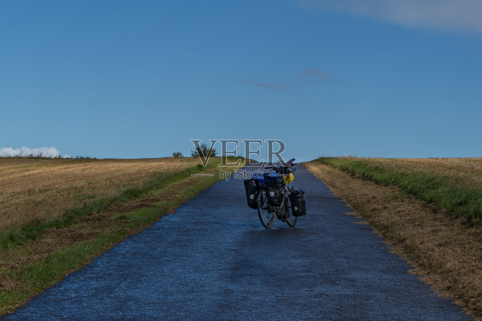 一辆用于旅行的自行车的照片照片摄影图片