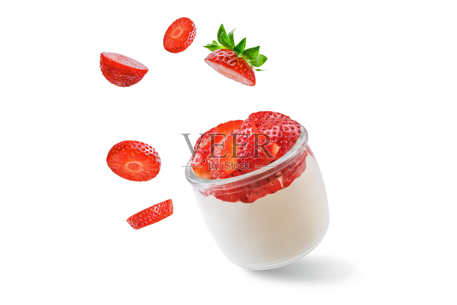 希腊酸奶与草莓在一个杯子在白色孤立的背景照片摄影图片