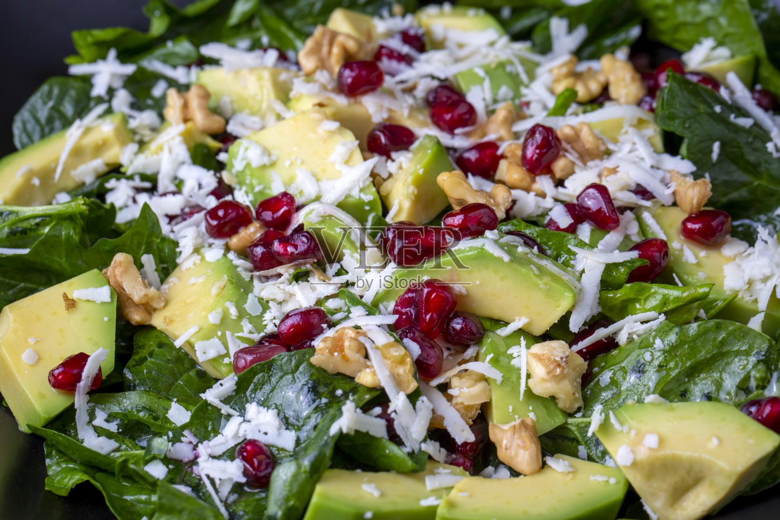 牛油果沙拉配菠菜,石榴,核桃和奶酪照片摄影图片