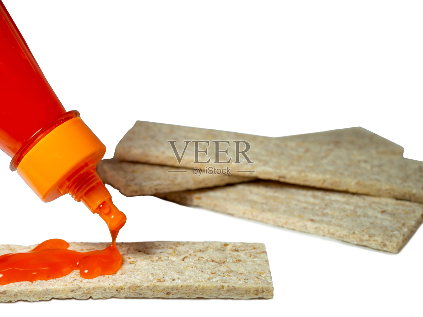 浇上辣酱的面包。调味食品。照片摄影图片