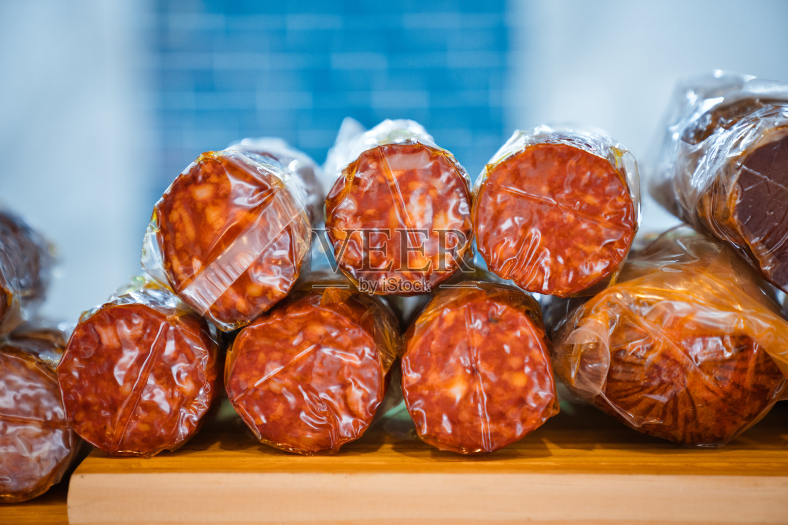 商店里塑料包装的红香肠照片摄影图片