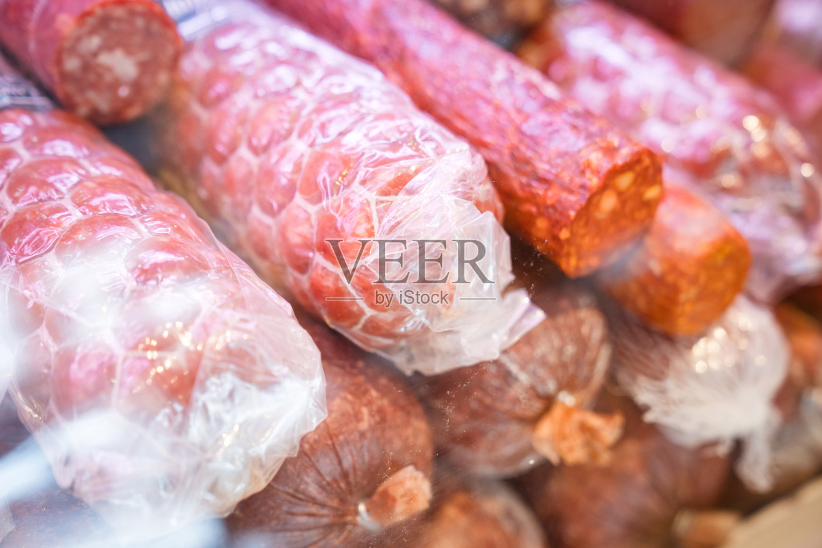 熟食店的塑料包装的新鲜香肠照片摄影图片