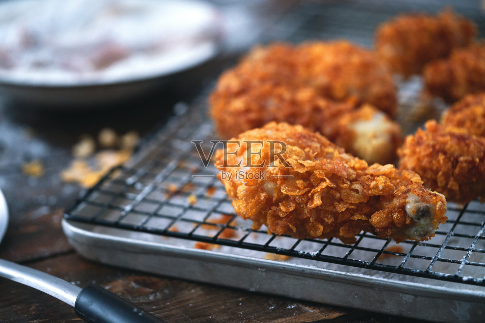 脆炸鸡腿配炸薯条照片摄影图片