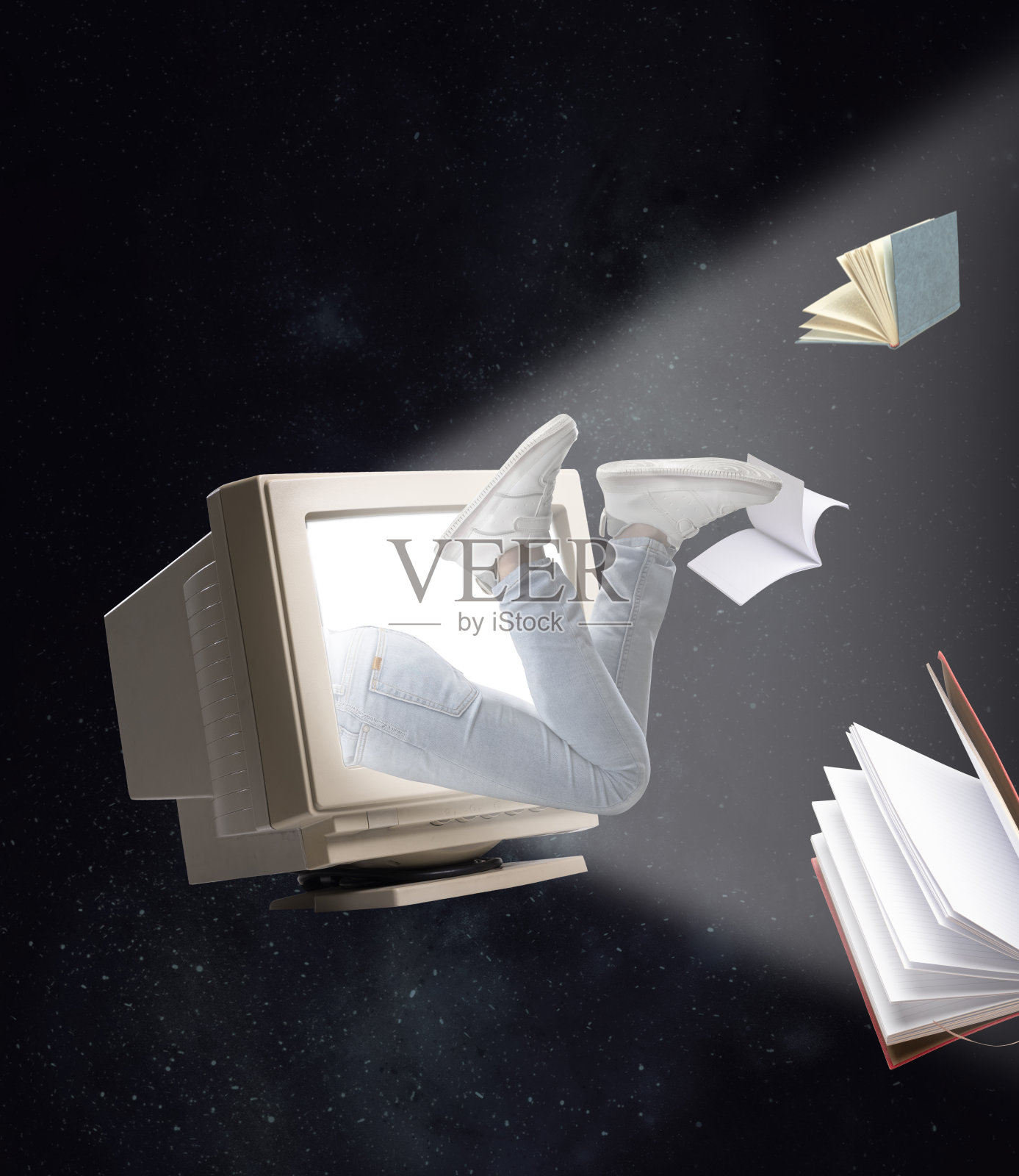 当代艺术拼贴。老式的,复古的电脑,电脑隔离在黑暗的背景与人的腿。80年代,90年代的风格照片摄影图片