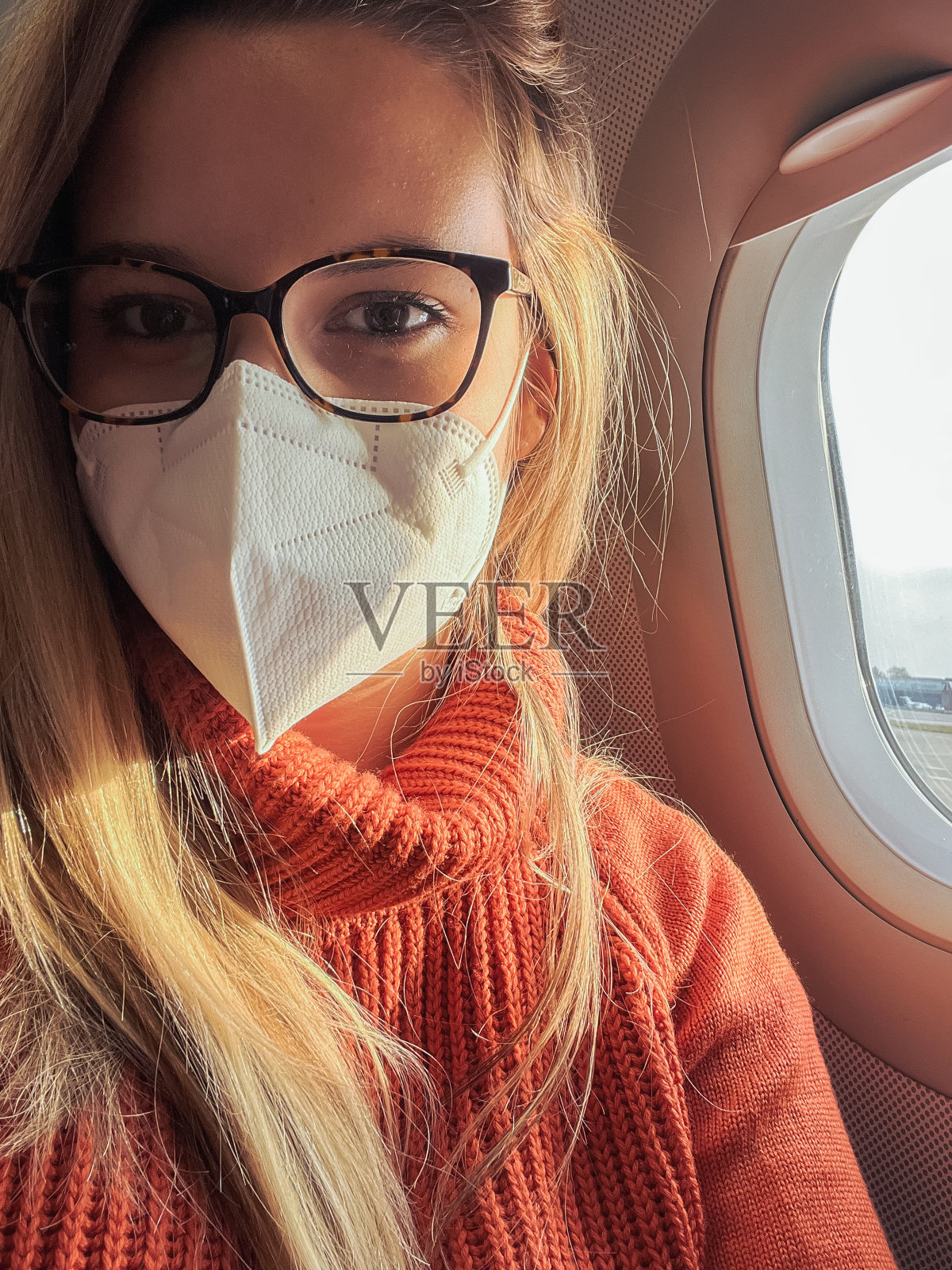 细心的乘客照片摄影图片