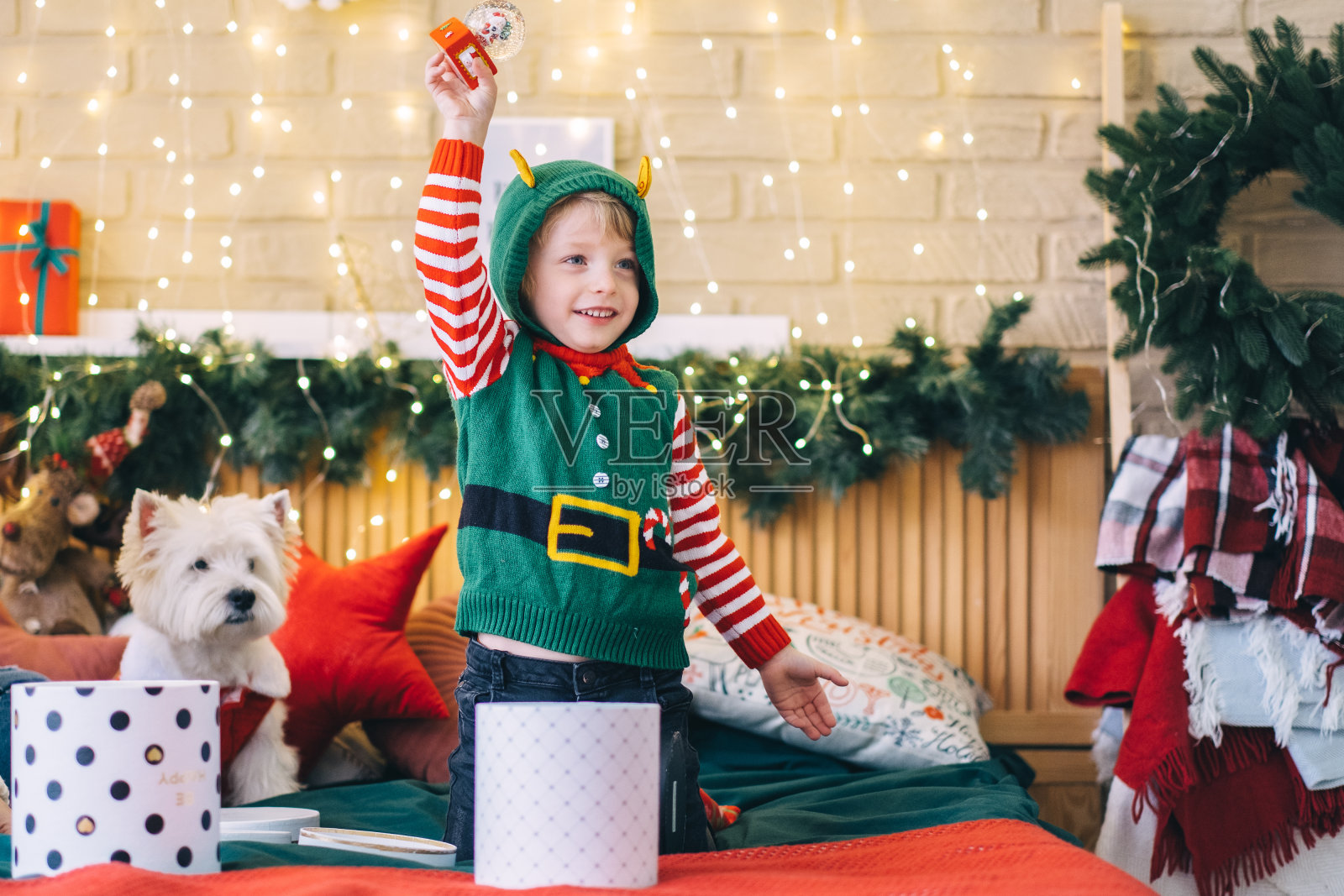 可爱的小孩用球装饰圣诞树照片摄影图片