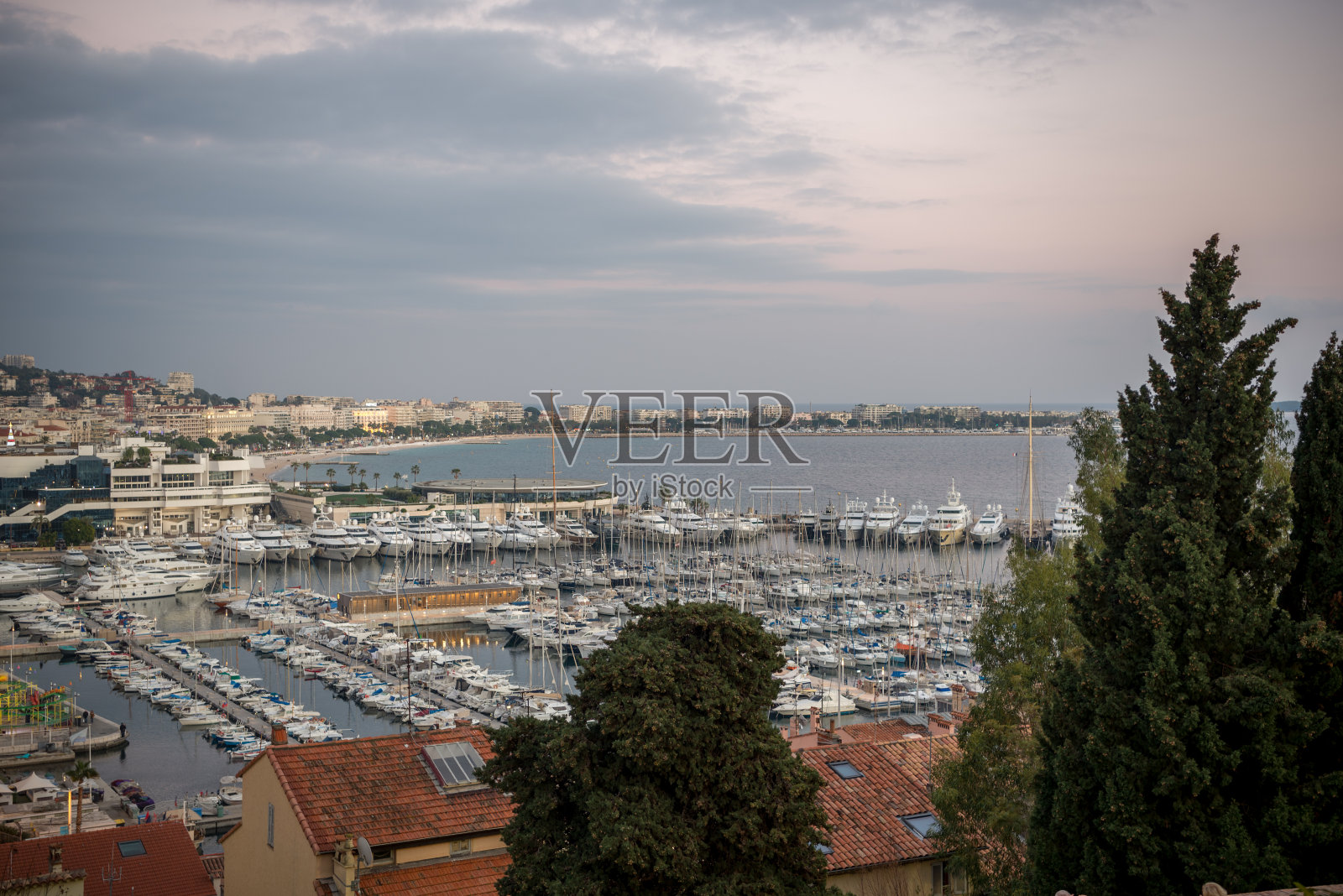 戛纳美丽的城市在法国海岸的蓝色小屋照片摄影图片