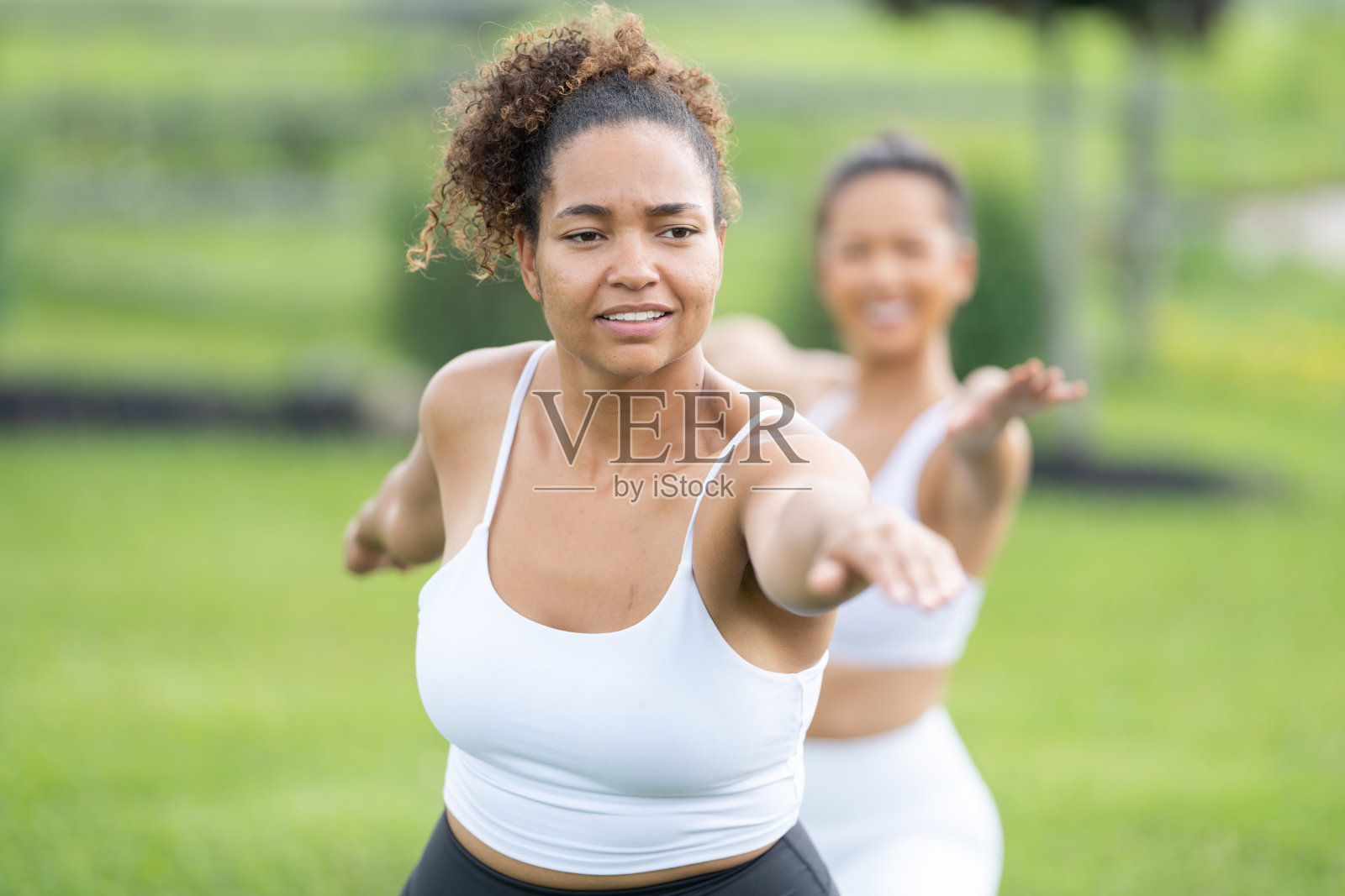 女性在户外练习瑜伽照片摄影图片
