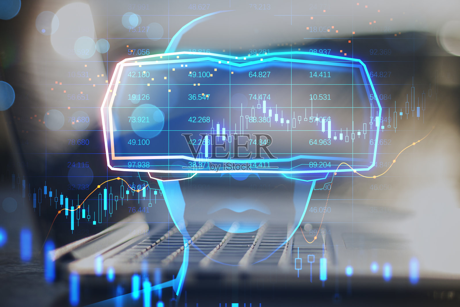 近距离的笔记本电脑与抽象全息图的数字头与VR眼镜和发光的外汇图表在模糊的背景。经济、元概念和股票概念。双重曝光。照片摄影图片