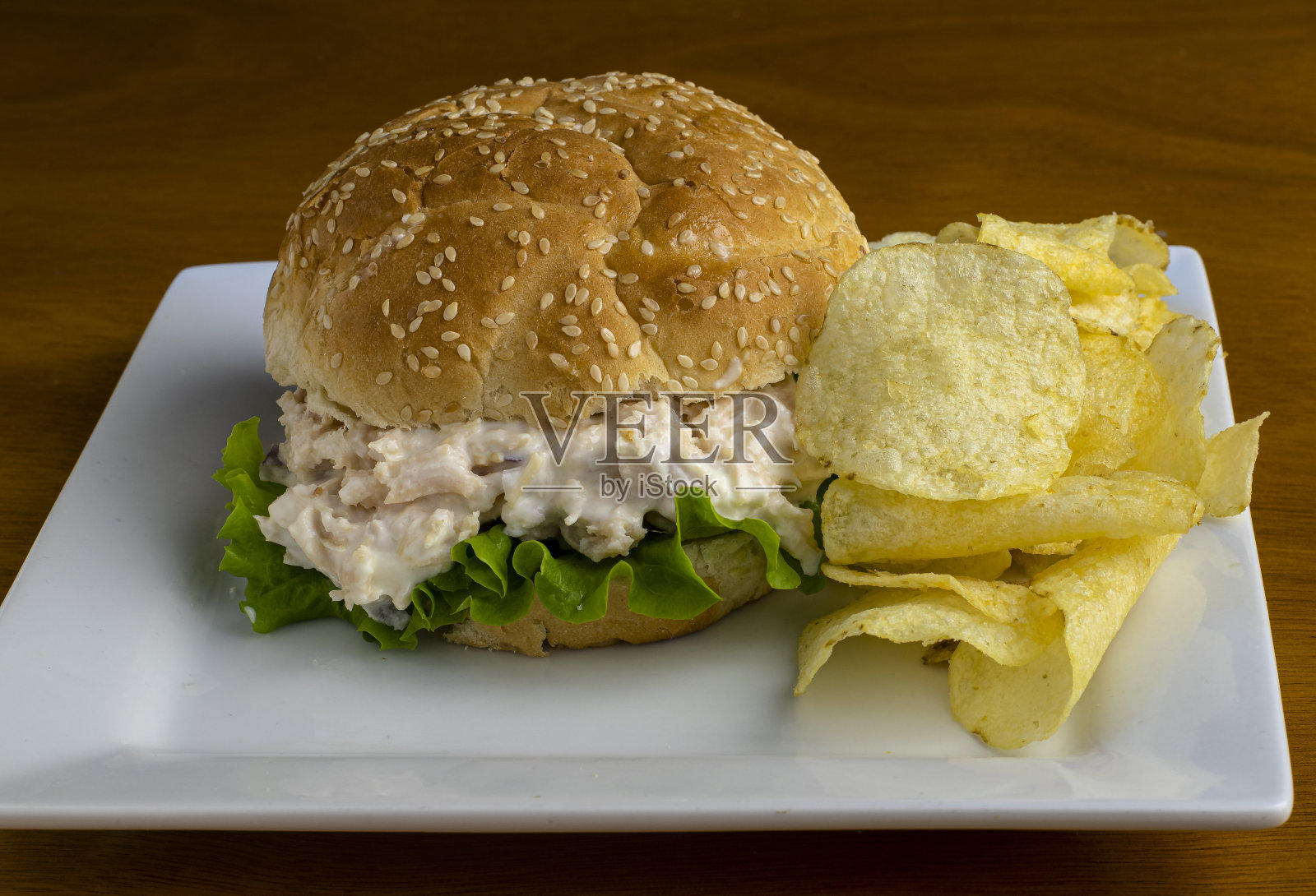 鸡肉沙拉三明治配薯片,照片摄影图片