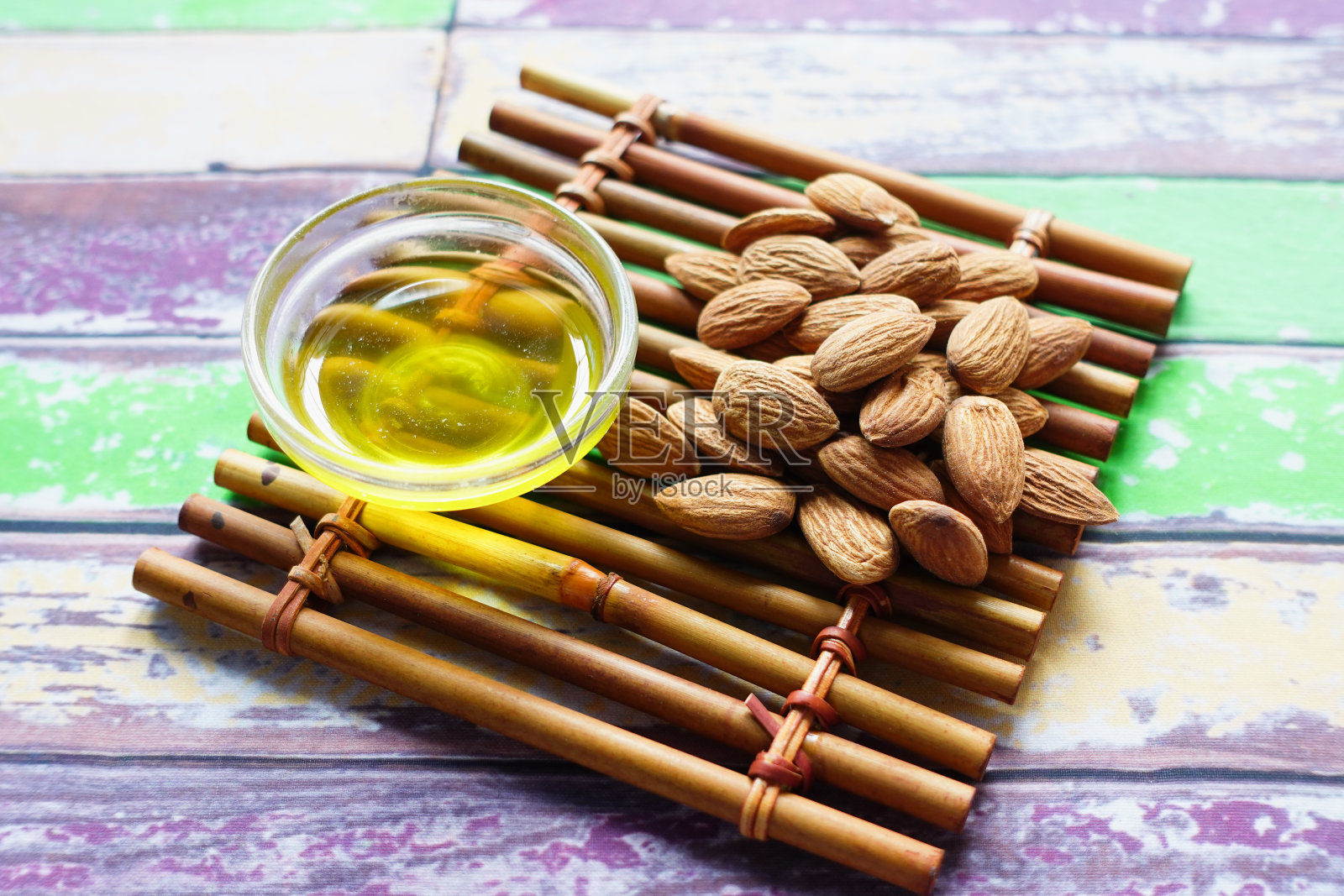 桌上有杏仁油和新鲜坚果照片摄影图片