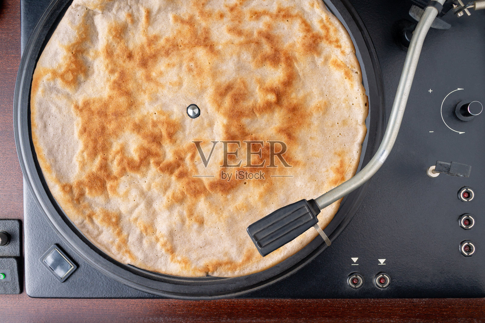 老式唱机转盘上放着一个大煎饼,而不是唱片照片摄影图片