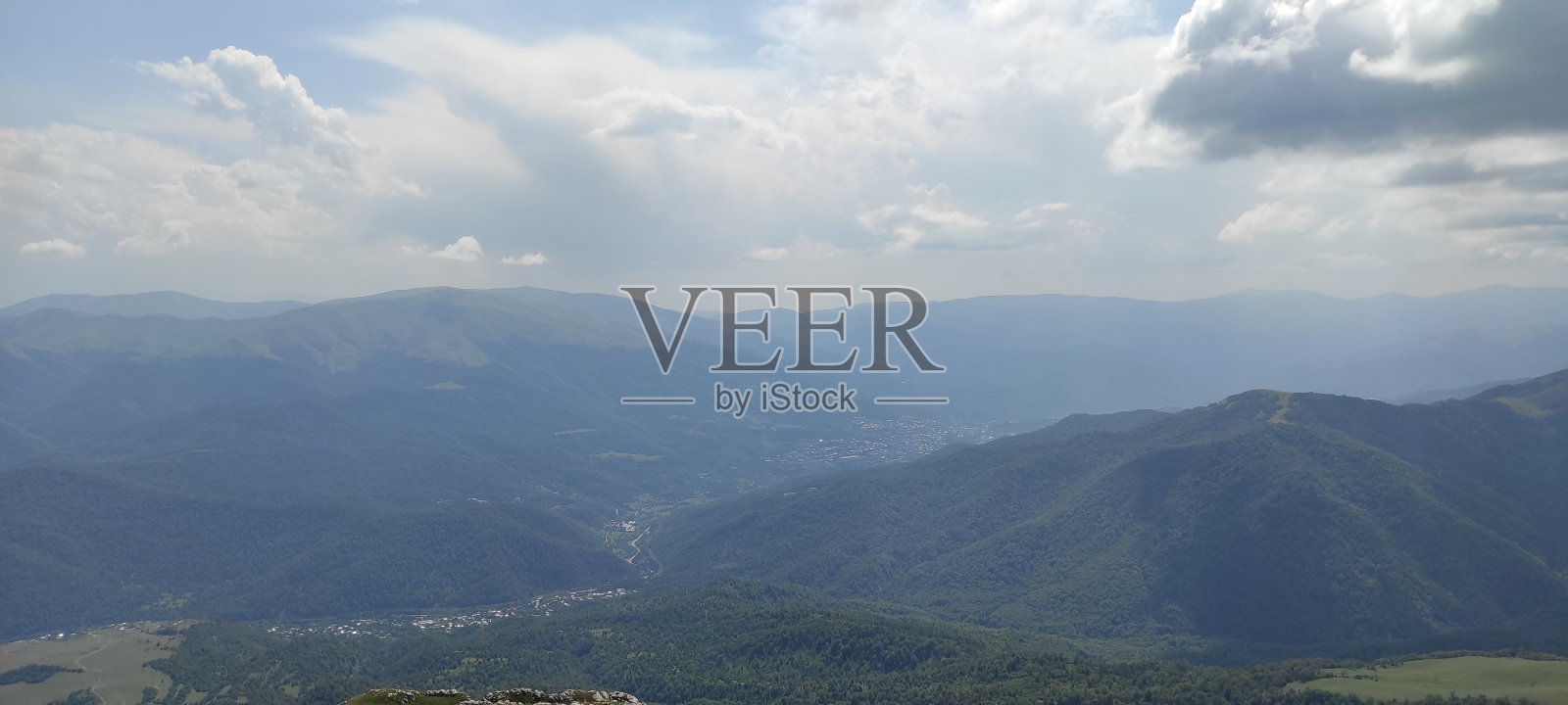 从山顶俯瞰全景。照片摄影图片