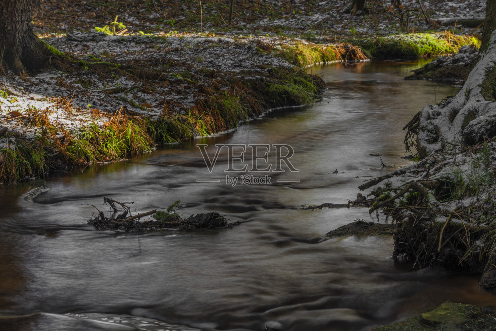 河流靠近Javorice山在冬季雪原森林照片摄影图片
