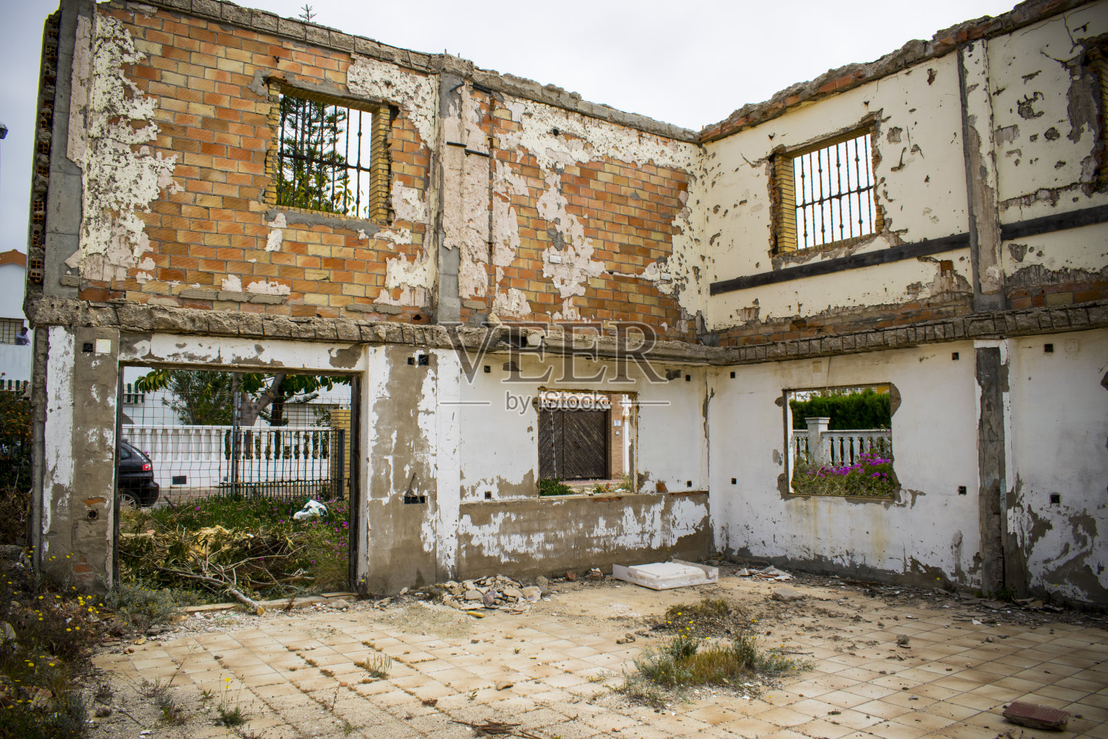 海滩上的废墟照片摄影图片