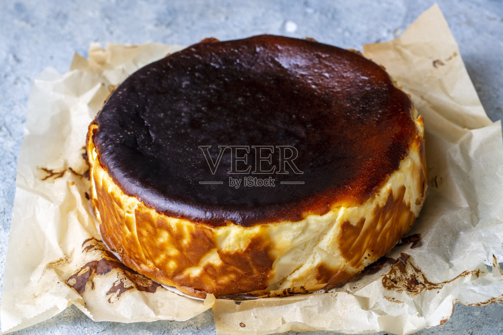 圣塞巴斯蒂安芝士蛋糕的特写照片照片摄影图片