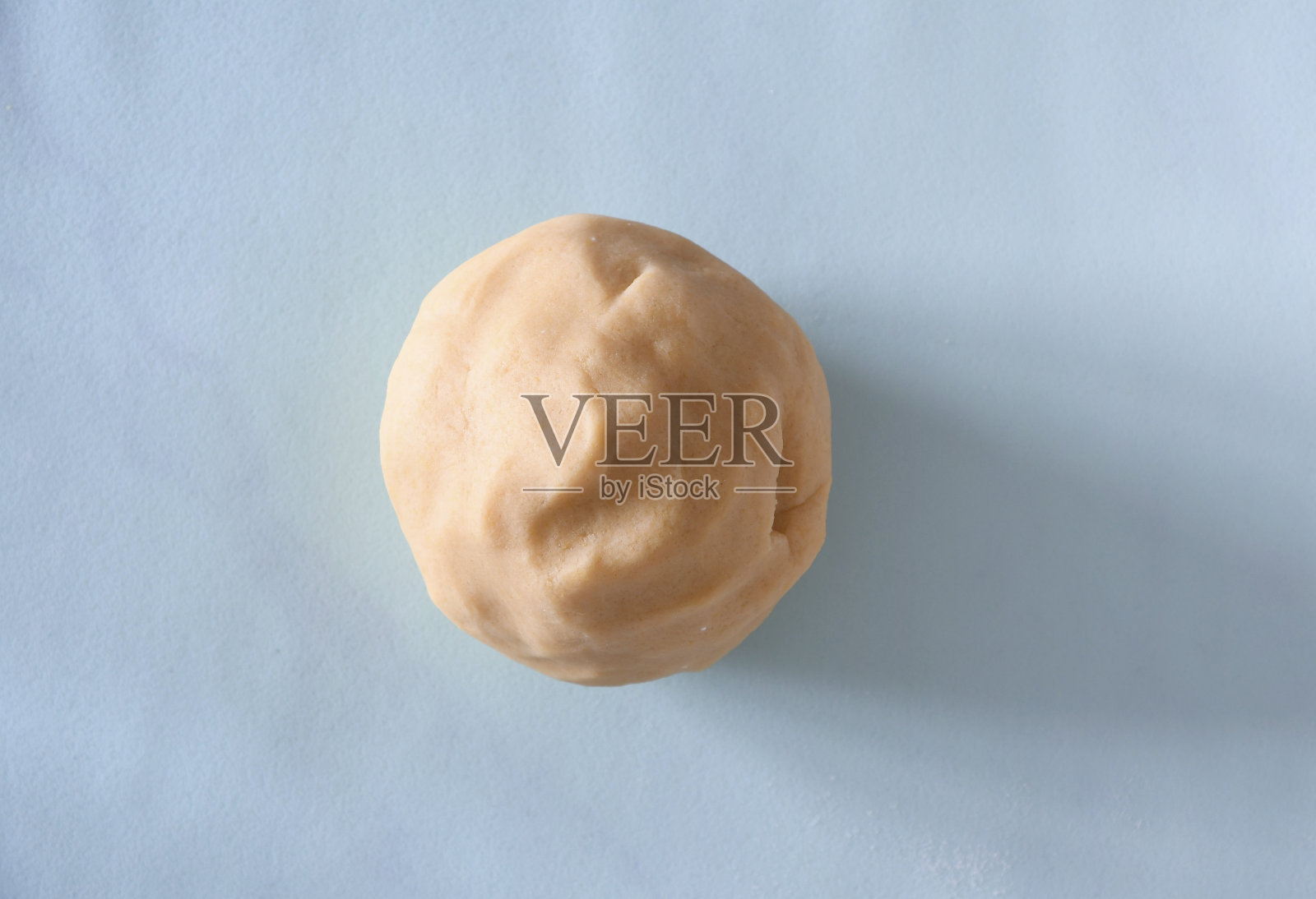 酥皮酥皮球,节日在家制作饼干的舞台。照片摄影图片