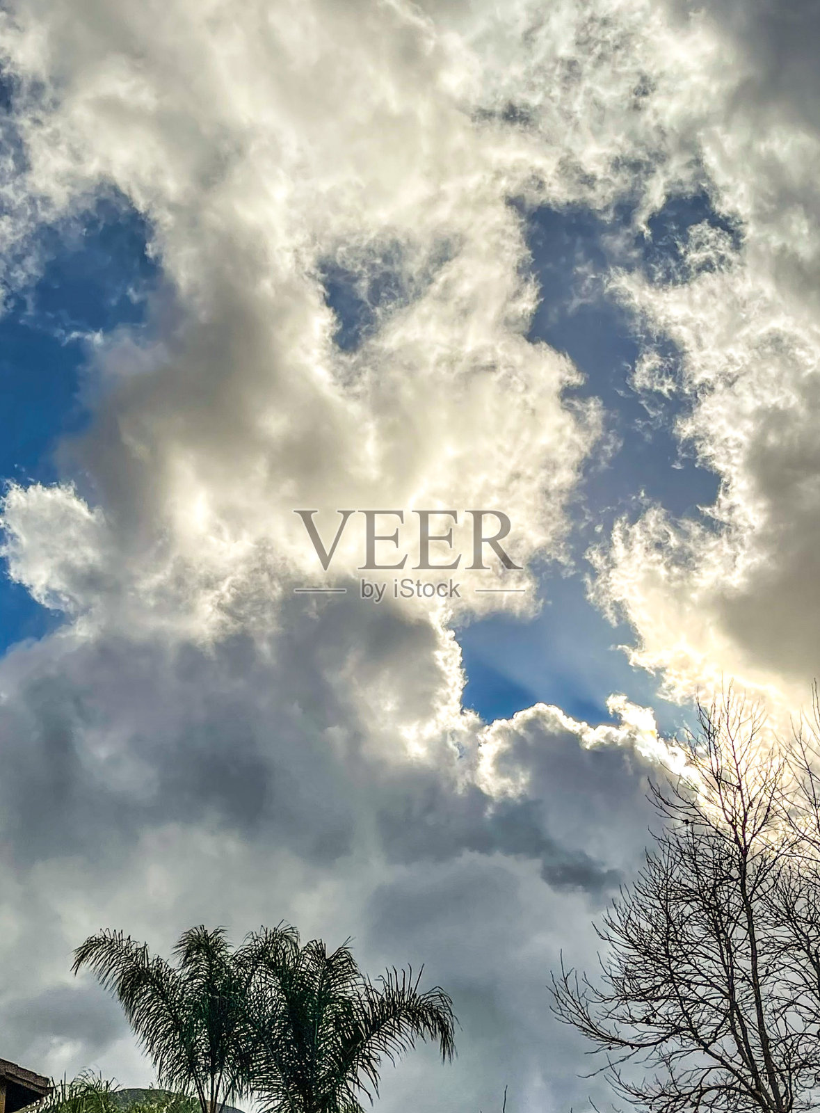 云里的阳光充满了天空照片摄影图片