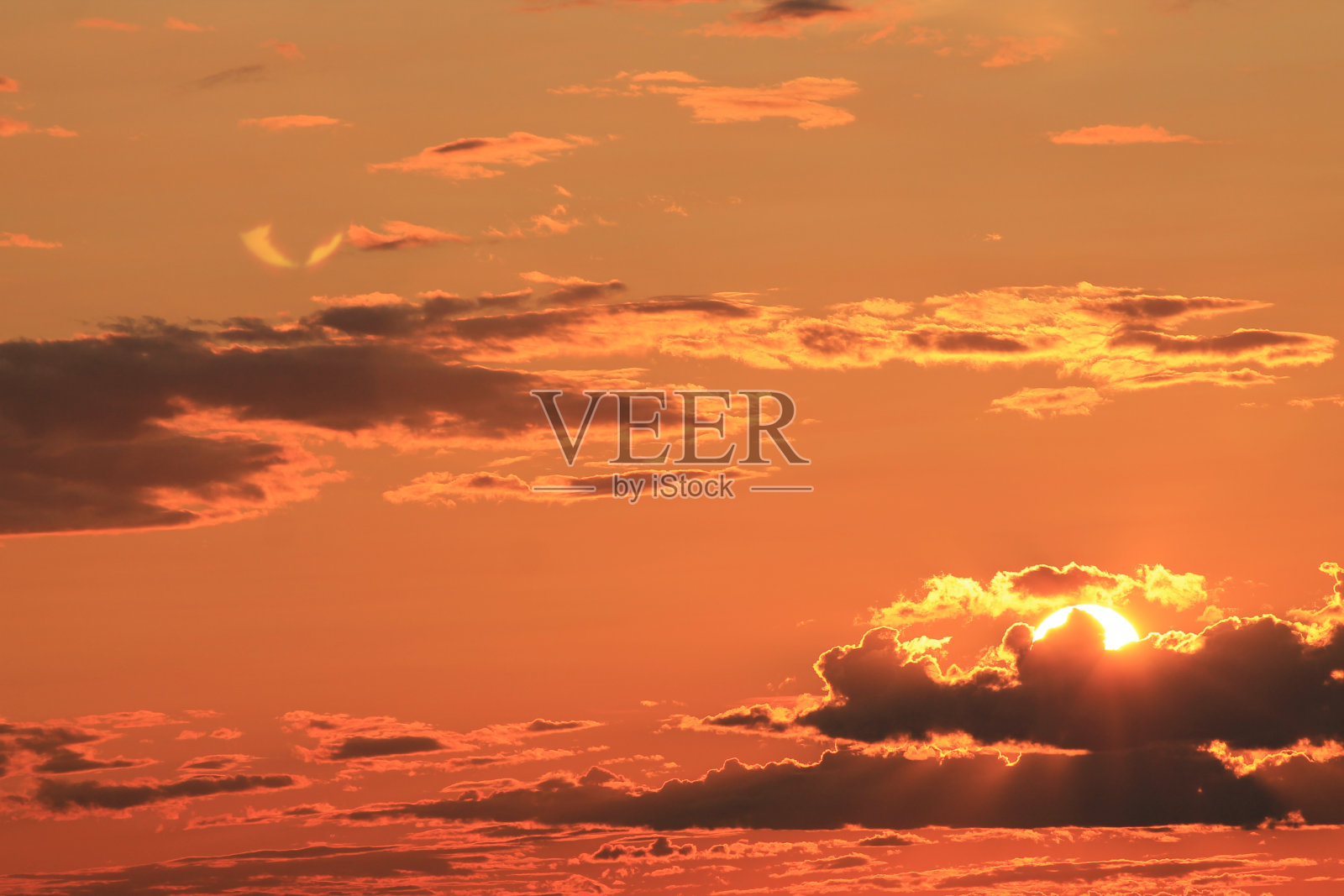 有雾的日落。波罗的海。照片摄影图片