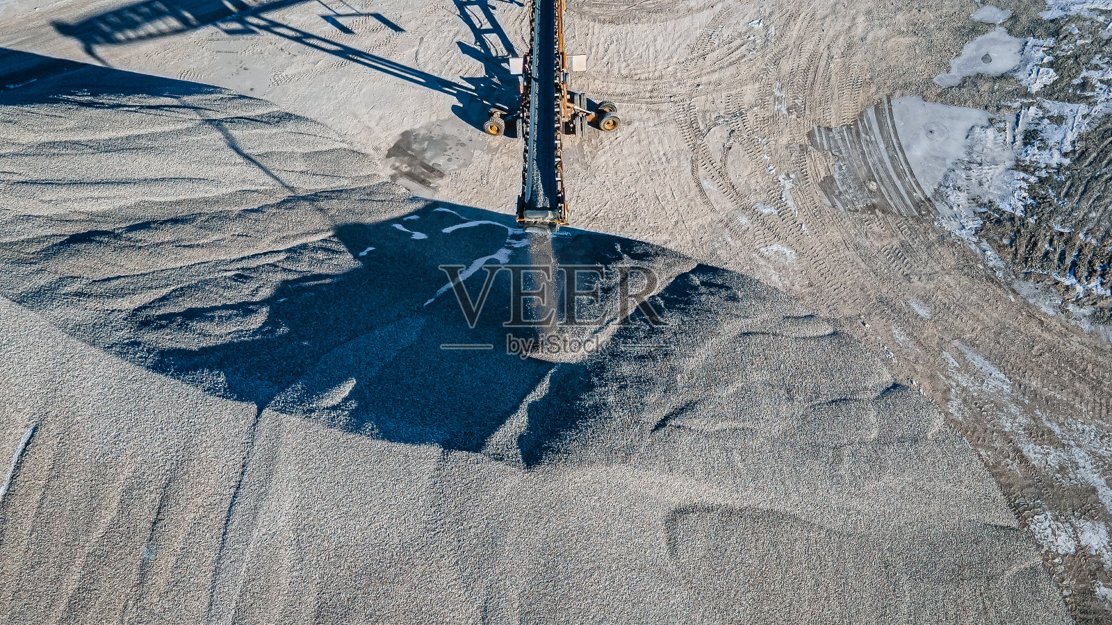 新鲜的碎石掉落成一大堆照片摄影图片