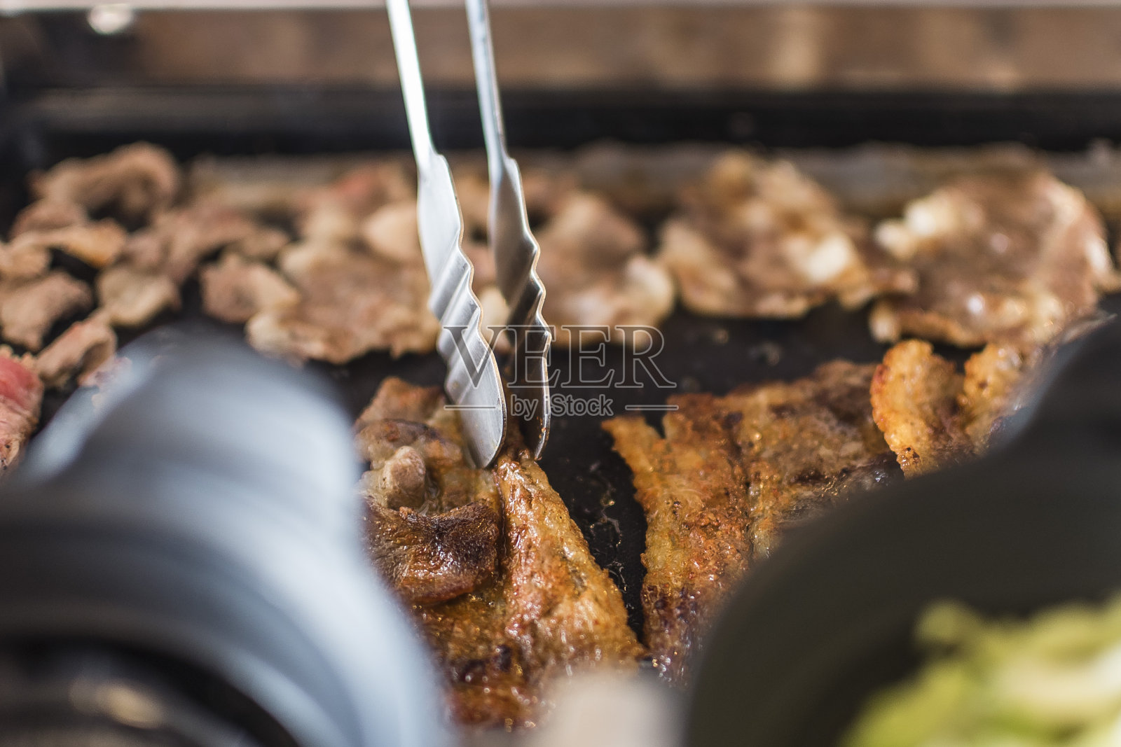 在烧烤架上烹饪韩国烤肉或galbi照片摄影图片