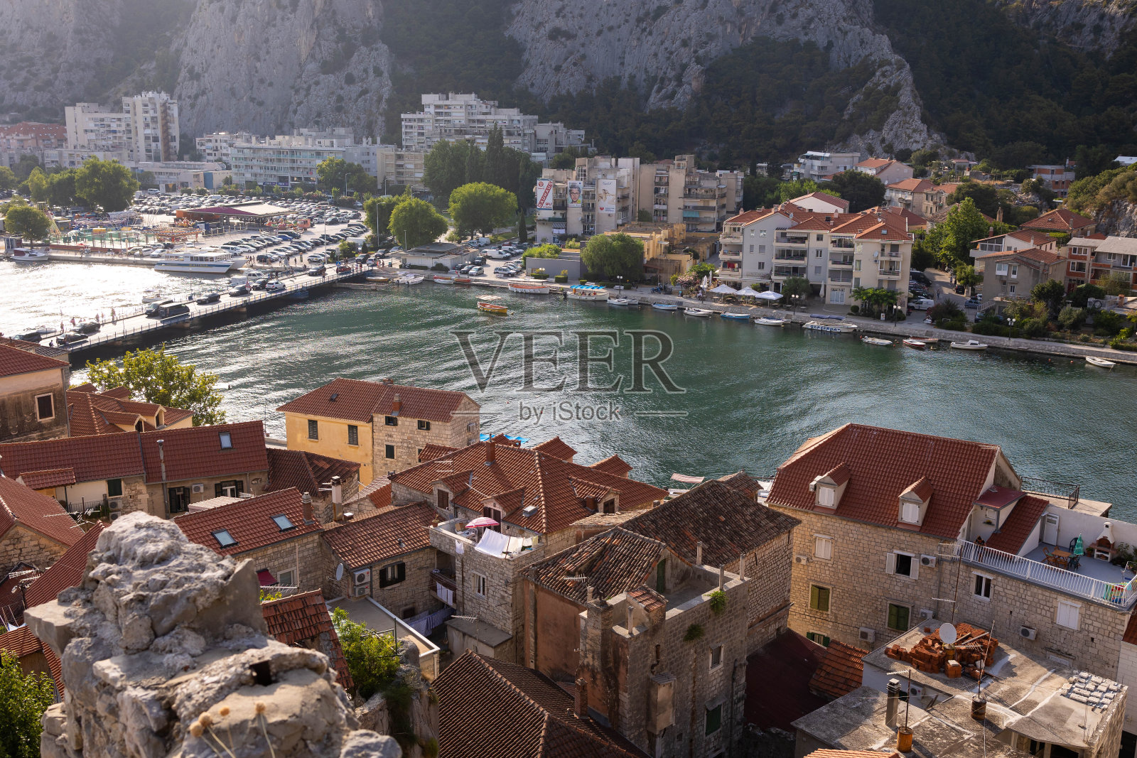 克罗地亚斯普利特的奥米斯小镇——2021年夏天美丽的奥米斯小镇照片摄影图片