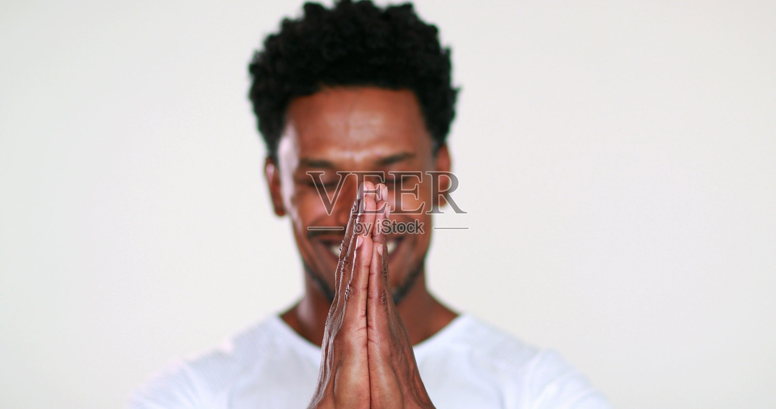 富有同情心的非洲黑人男子微笑着对着相机表示感谢和感激的肖像照片摄影图片