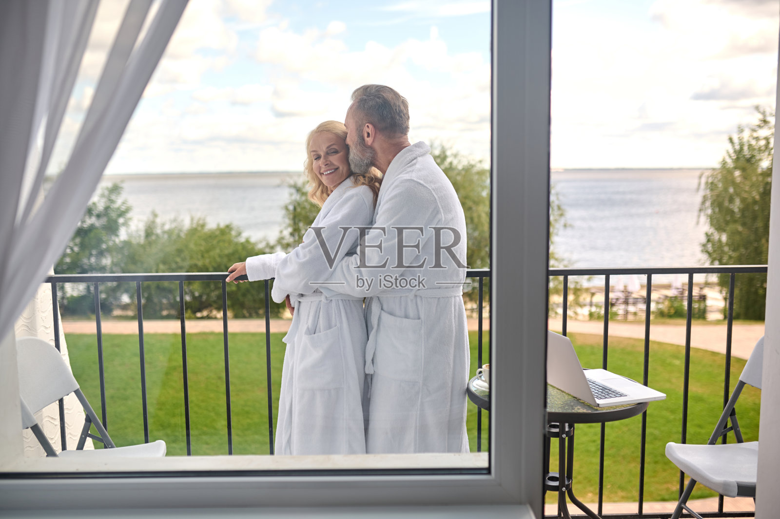 一对情侣在阳台上拥抱,感觉很棒照片摄影图片