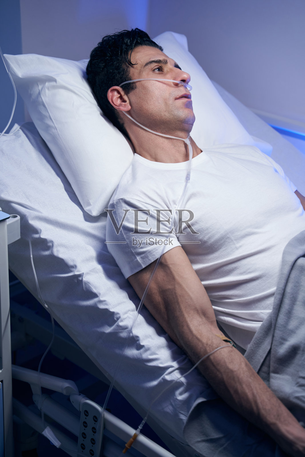 一名身穿白色t恤的男子休息的特写照片照片摄影图片