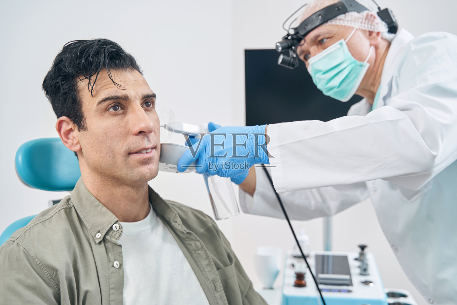 为成年男性提供治疗的专业医生照片摄影图片